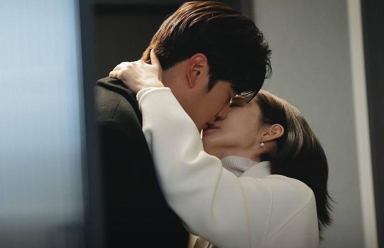 Nu hon nong bong cua Park Min Young va Na In Woo gay sot hinh anh