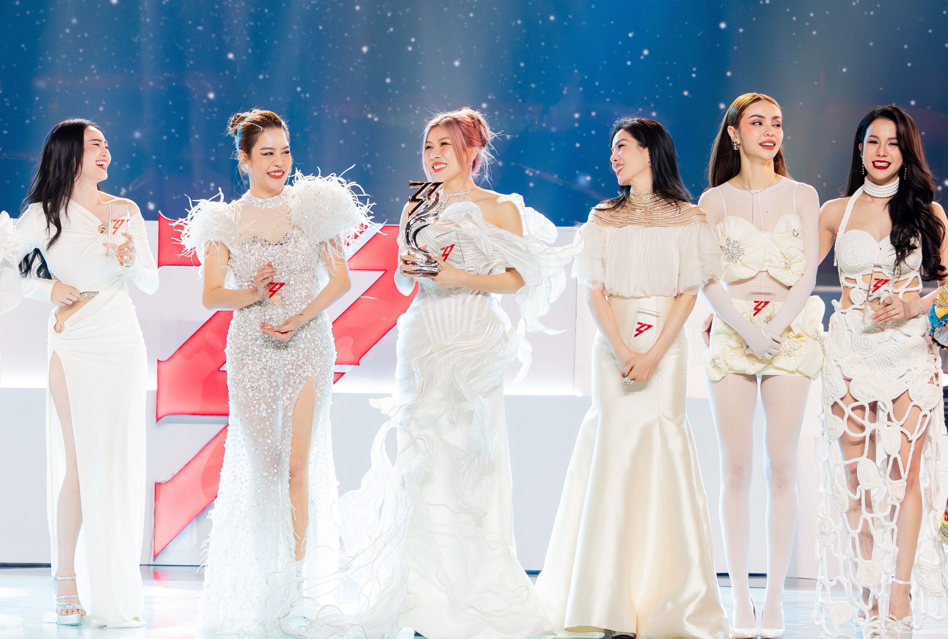 Nha san xuat noi gi ve thong tin 7 chi dep tan ra ngay sau chung ket hinh anh