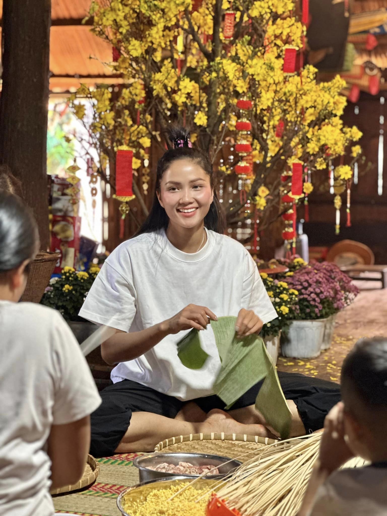 Linh Rin,  kha ngan,  trinh kim chi,  uyen linh,  sao Viet ngay tet anh 7