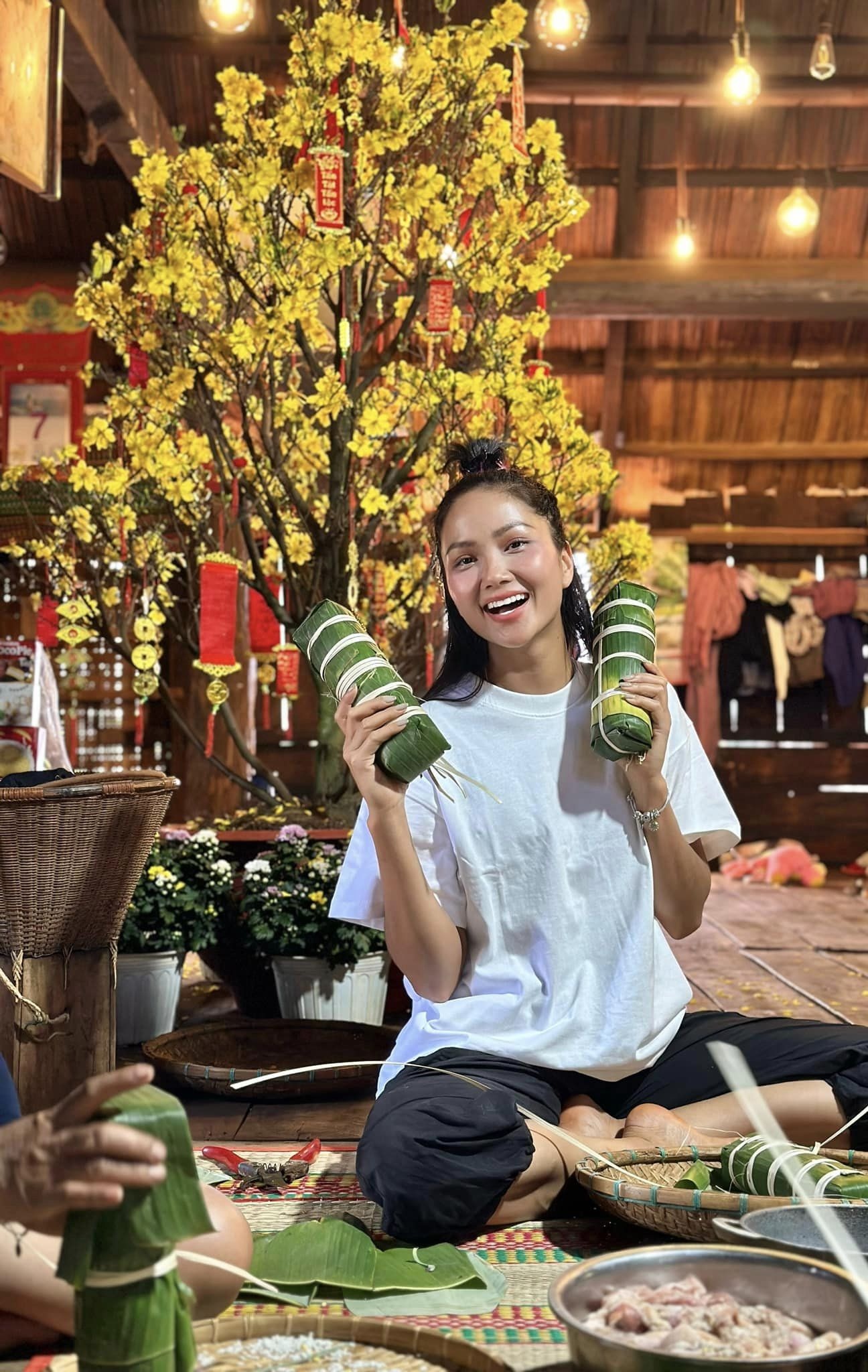 Linh Rin,  kha ngan,  trinh kim chi,  uyen linh,  sao Viet ngay tet anh 8