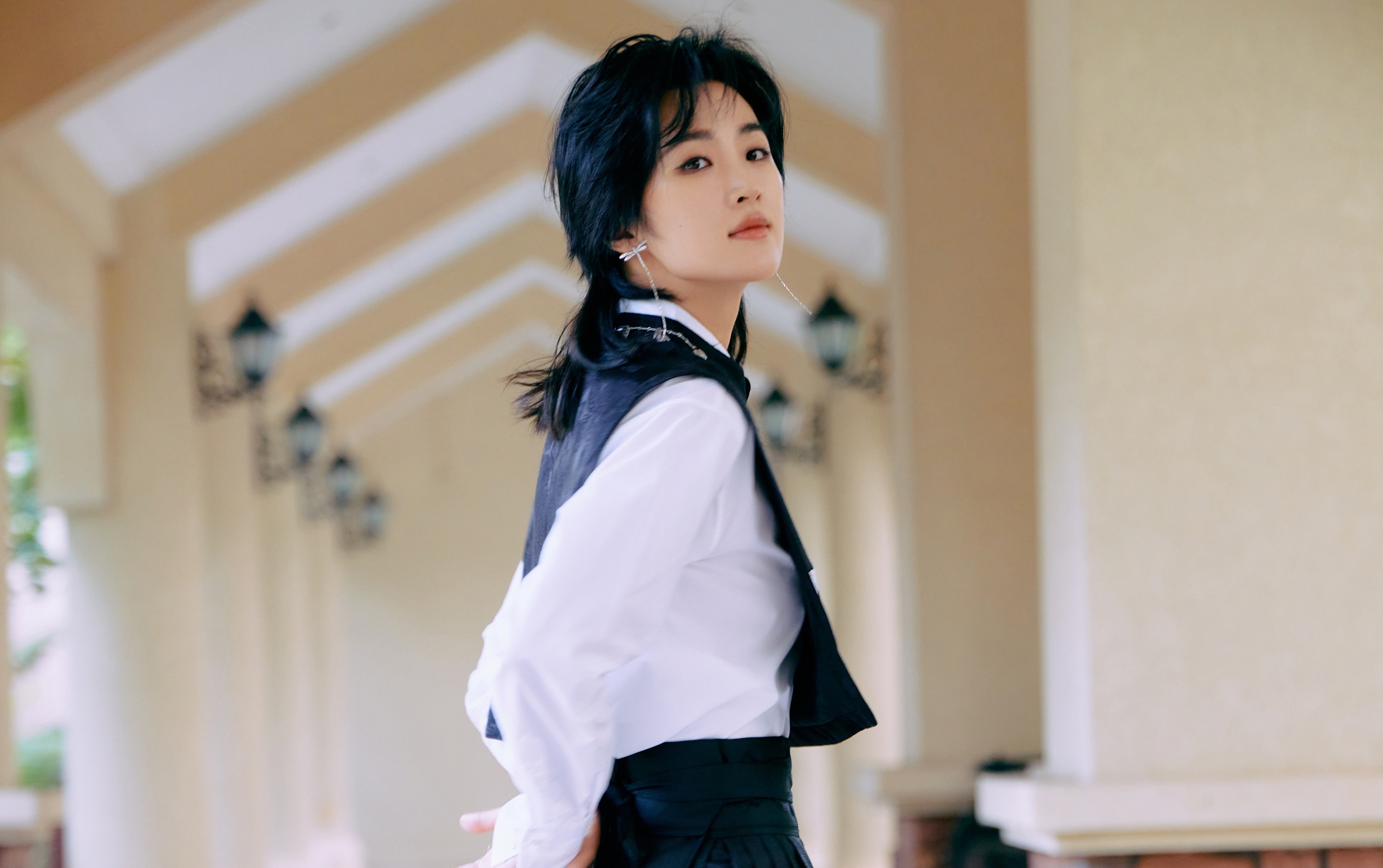 Tranh luan ve ai nu nha Huawei hinh anh