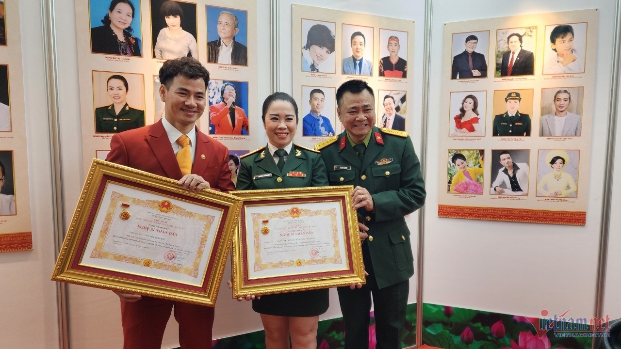 trao tang nghe si,  danh hieu NSND,  NSUT anh 1