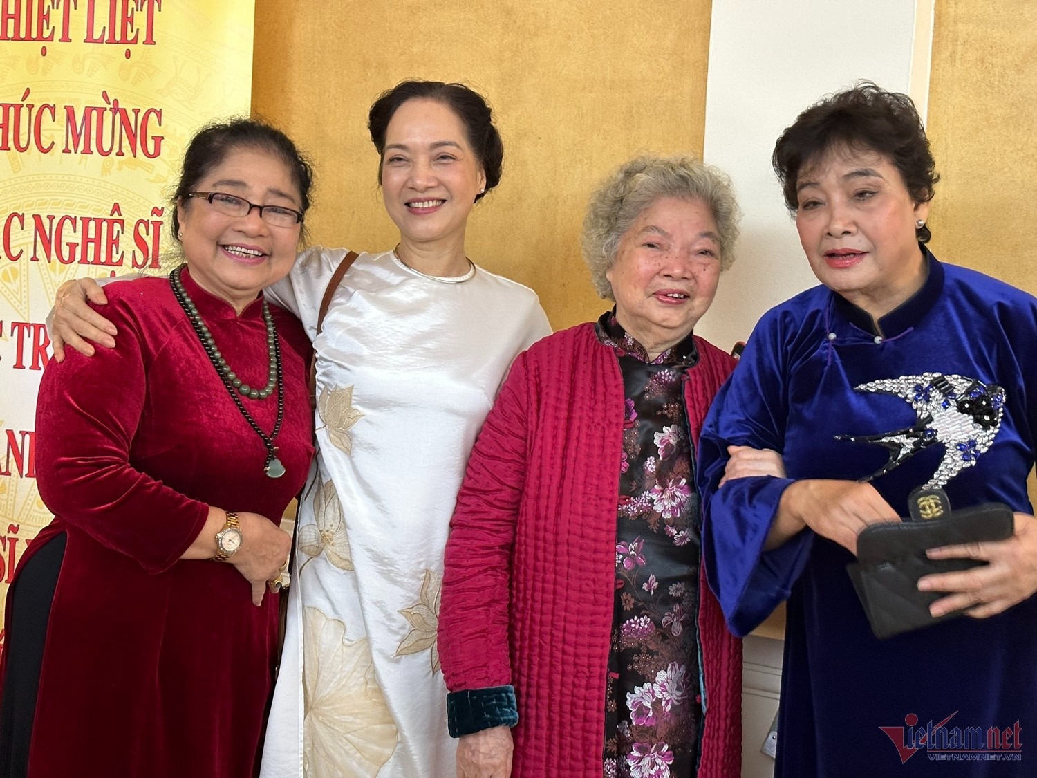 trao tang nghe si,  danh hieu NSND,  NSUT anh 2