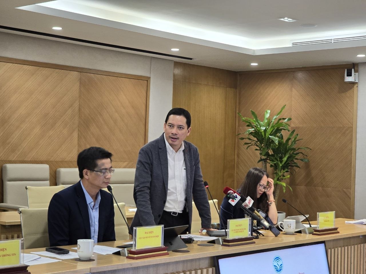 nam em,  xu phat nghe si,  bo thong tin anh 1