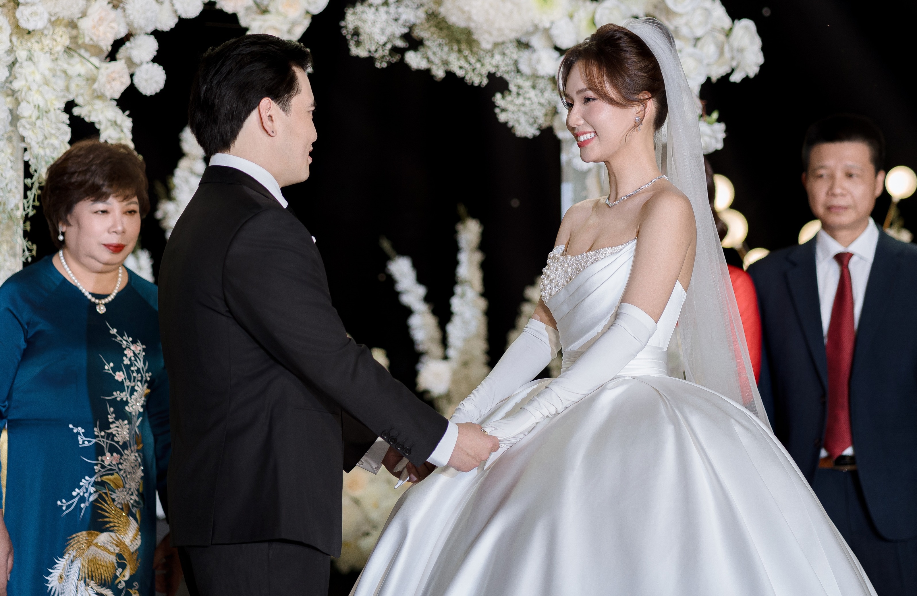 Dien vien Ngoc Anh to chuc le cuoi hinh anh