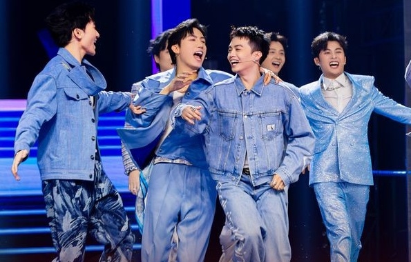 Anh trai 'say hi' dung do Anh trai vuot ngan chong gai hinh anh