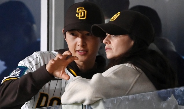 Song Joong Ki dua vo di xem bong chay o Han Quoc hinh anh