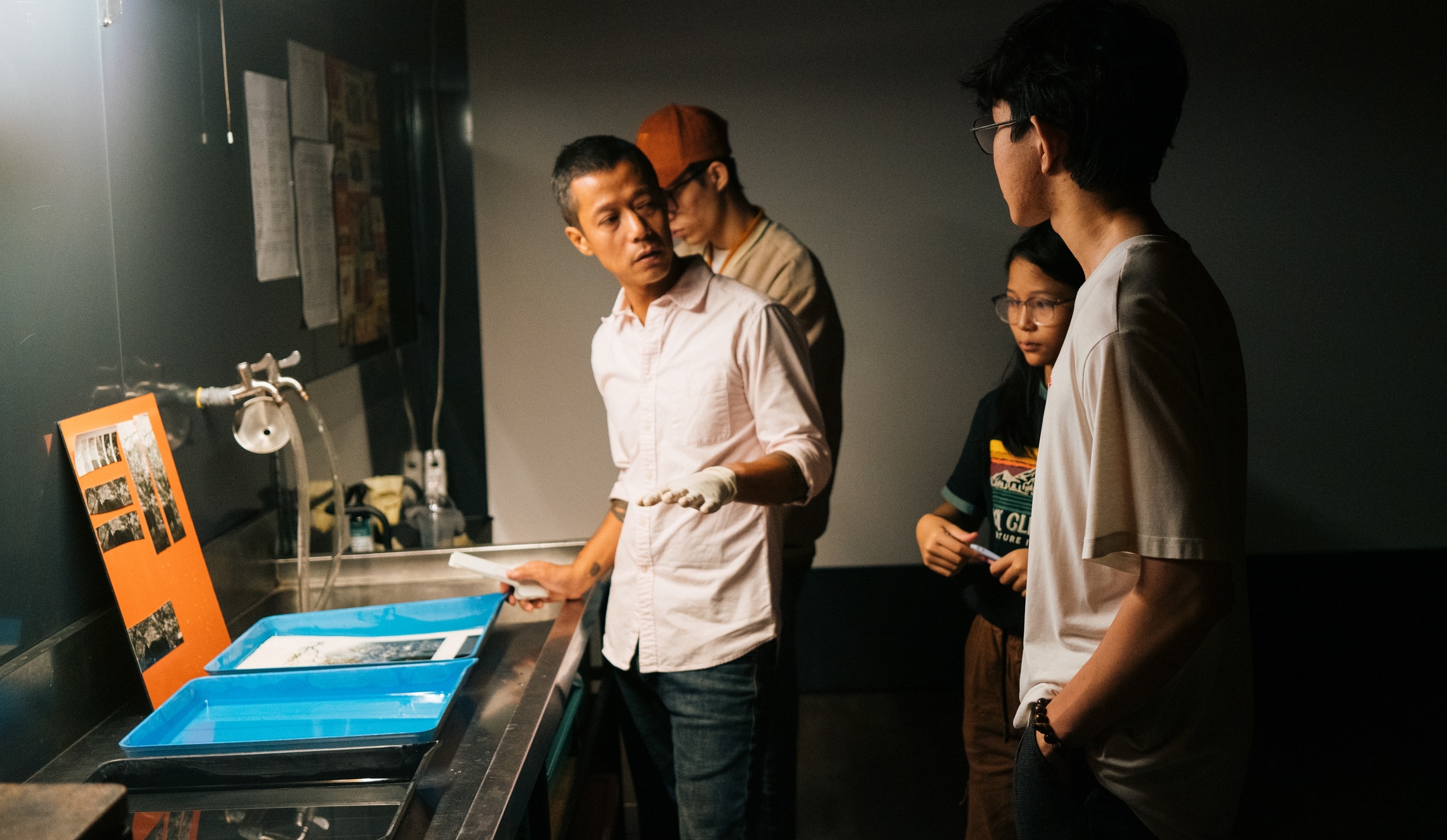 Dang sau nhung buc anh den trang nghe thuat hinh anh