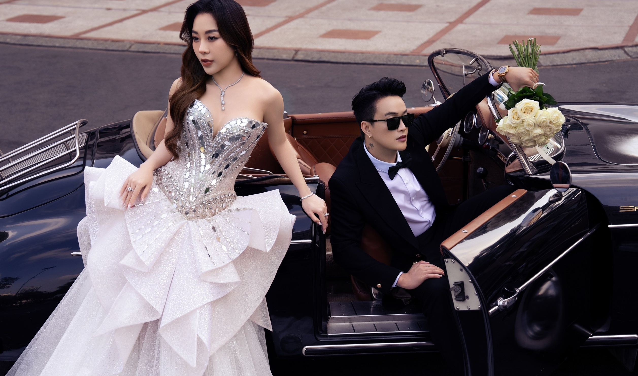 Vo sap cuoi cua Titi (HKT) khoe dang ben xe co hinh anh