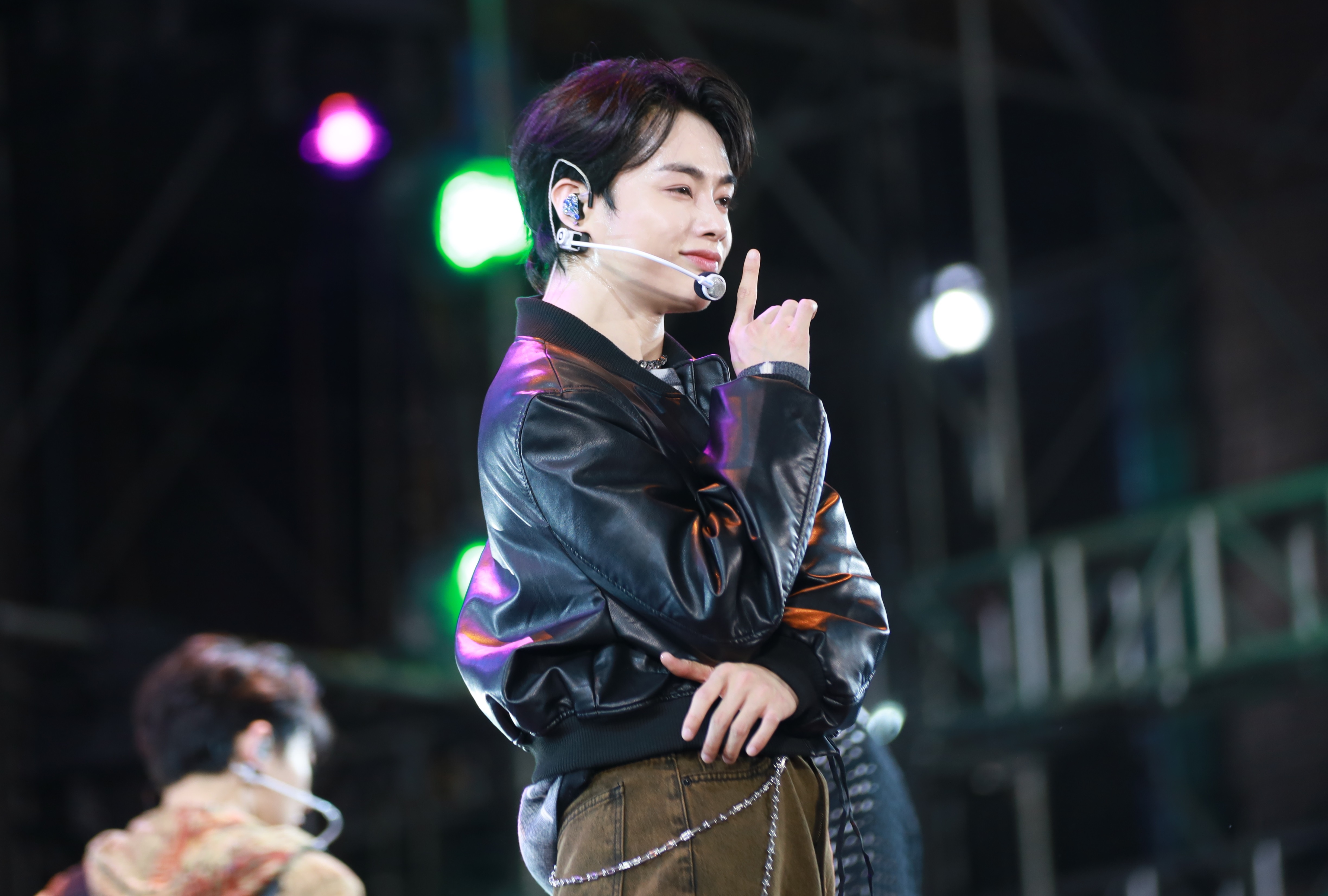 Idol Kpop Hanbin Ngo Ngoc Hung va Tempest tro lai TP.HCM hinh anh