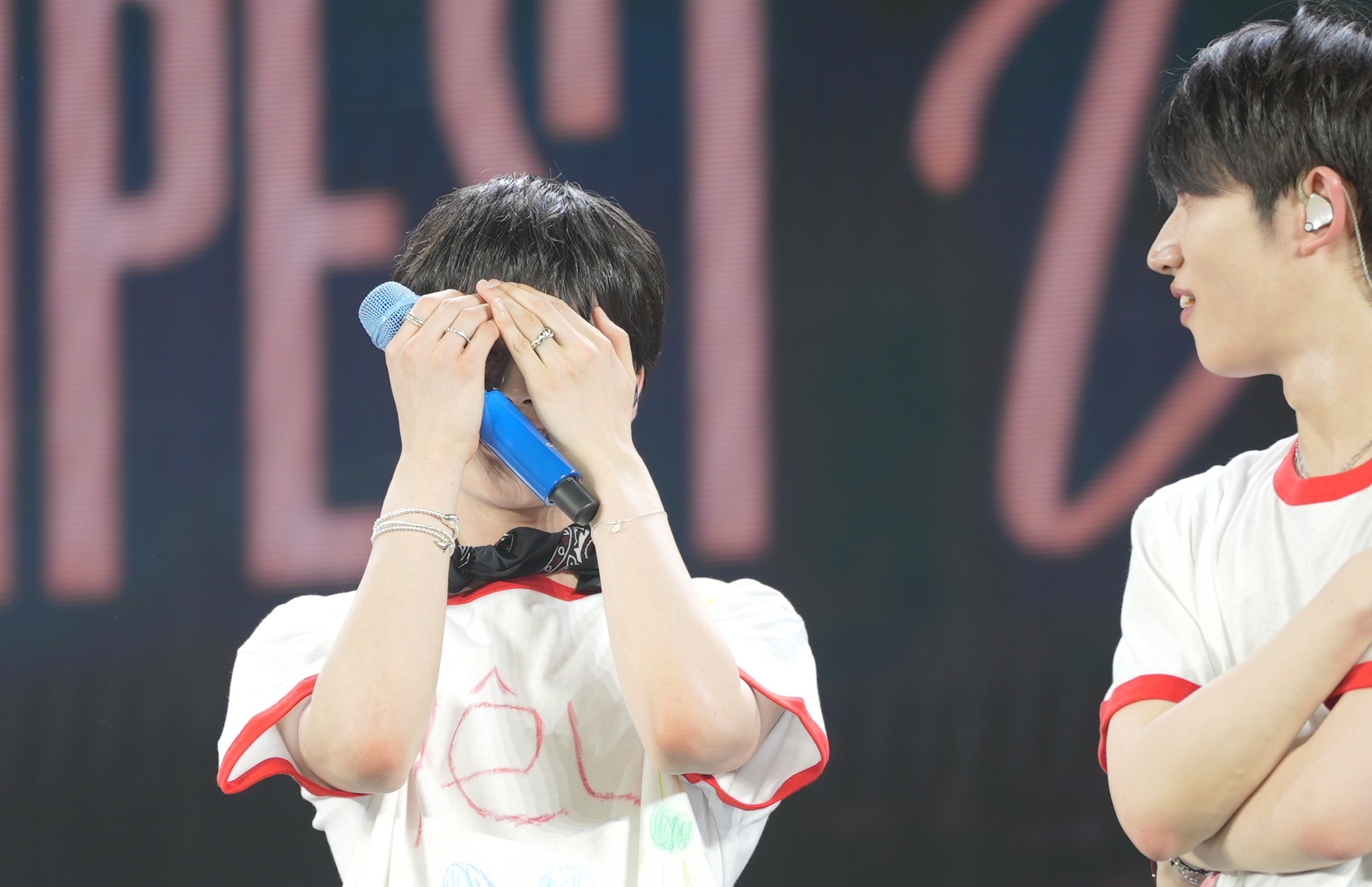 Hanbin Ngo Ngoc Hung khoc trong concert dau tien tai TP.HCM hinh anh