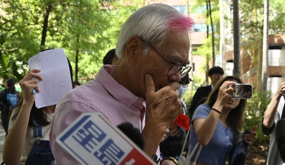 Ly Long Co gao khoc khi ban gai nhan an tu hinh anh