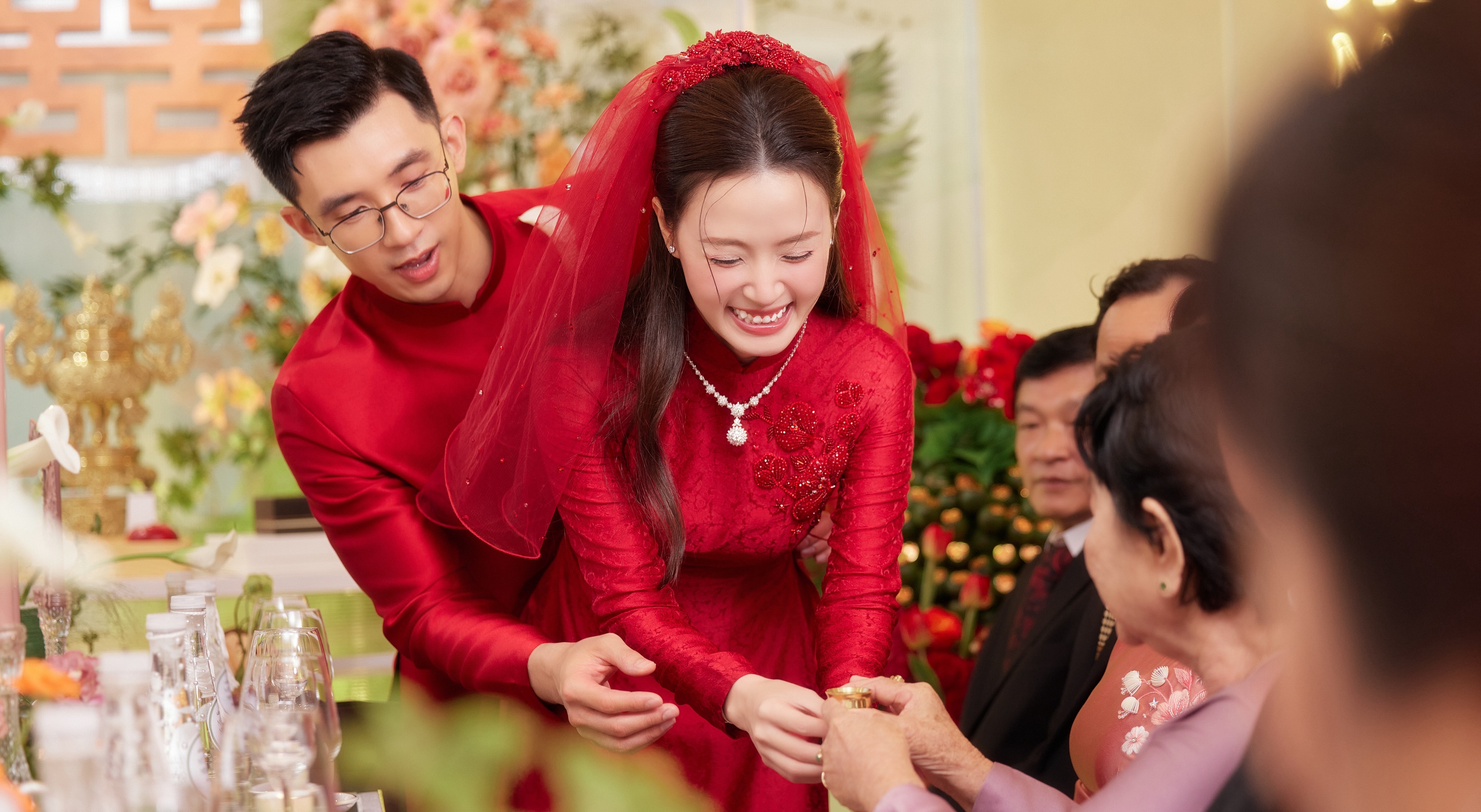 Midu nhan bo trang suc kim cuong tu me chong hinh anh