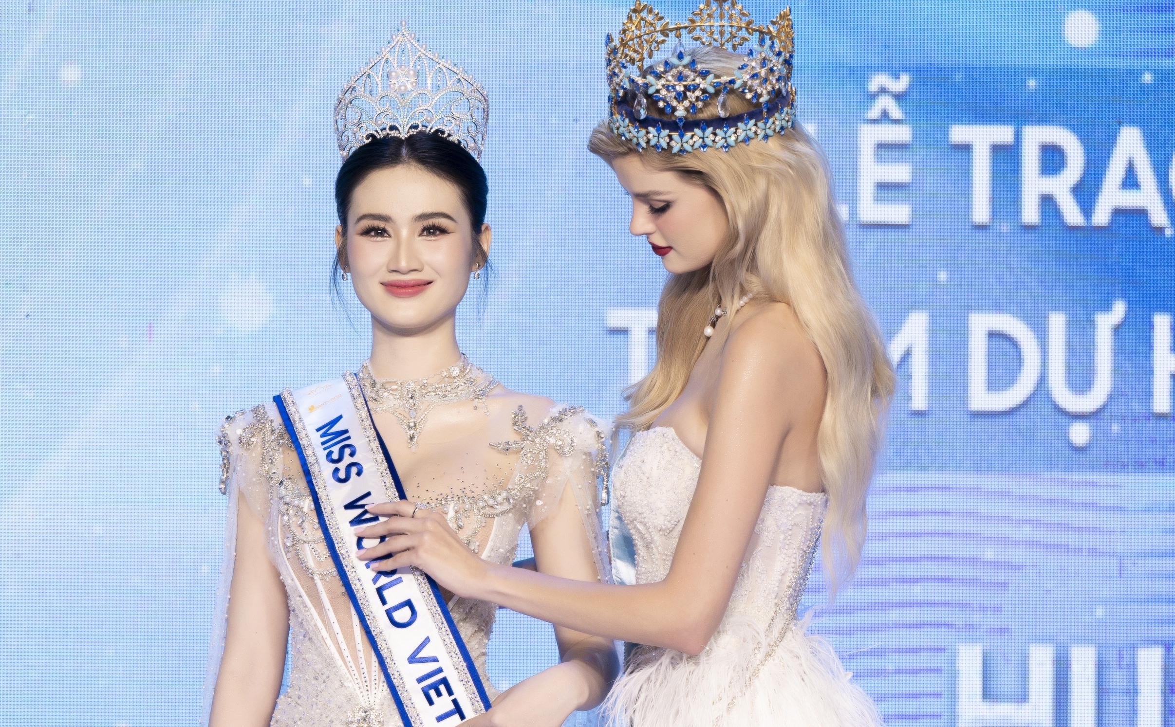 Y Nhi mat binh tinh khi nhan sash thi Hoa hau The gioi hinh anh