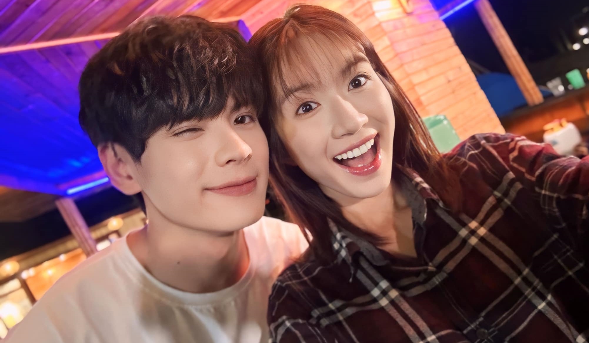 Canh hon giua Ngoc Huyen va Thai Vu duoi nuoc gay chu y hinh anh