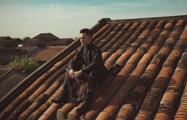 Ca si Duc Tuan bi chi trich khi leo len mai nha co Hoi An chup anh hinh anh