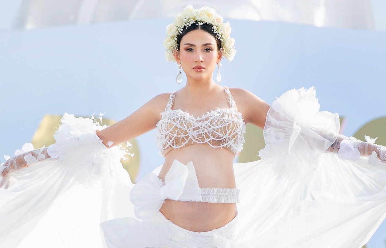 Vo Hoang Yen khoe bung bau tren san catwalk hinh anh