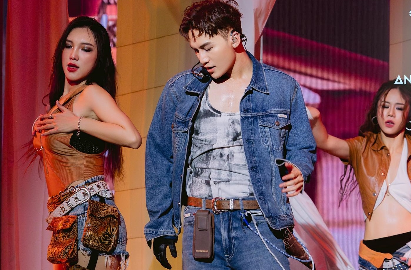 Cac anh trai bi bo lai phia sau hinh anh