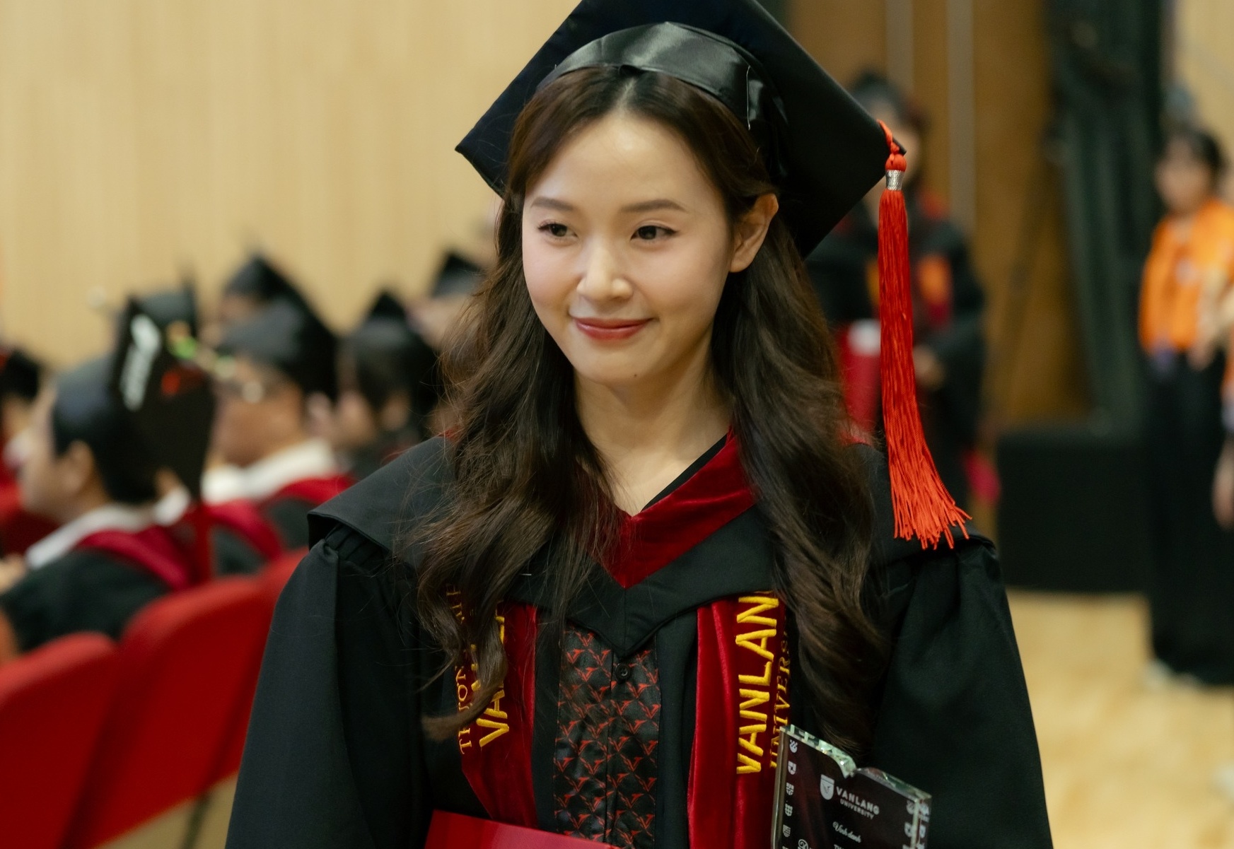 Midu trong ngay tot nghiep thac si hinh anh