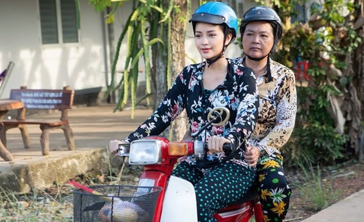 ‘Chiec ao via’, doi dep cu va loi hua chua thanh cua Ngoc Chau voi me hinh anh