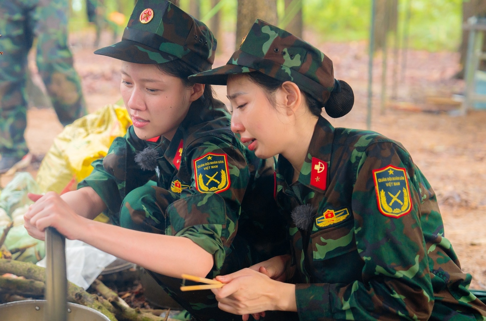 Thuy Tien, Uyen An khong biet nau com, nham duong voi mi chinh hinh anh