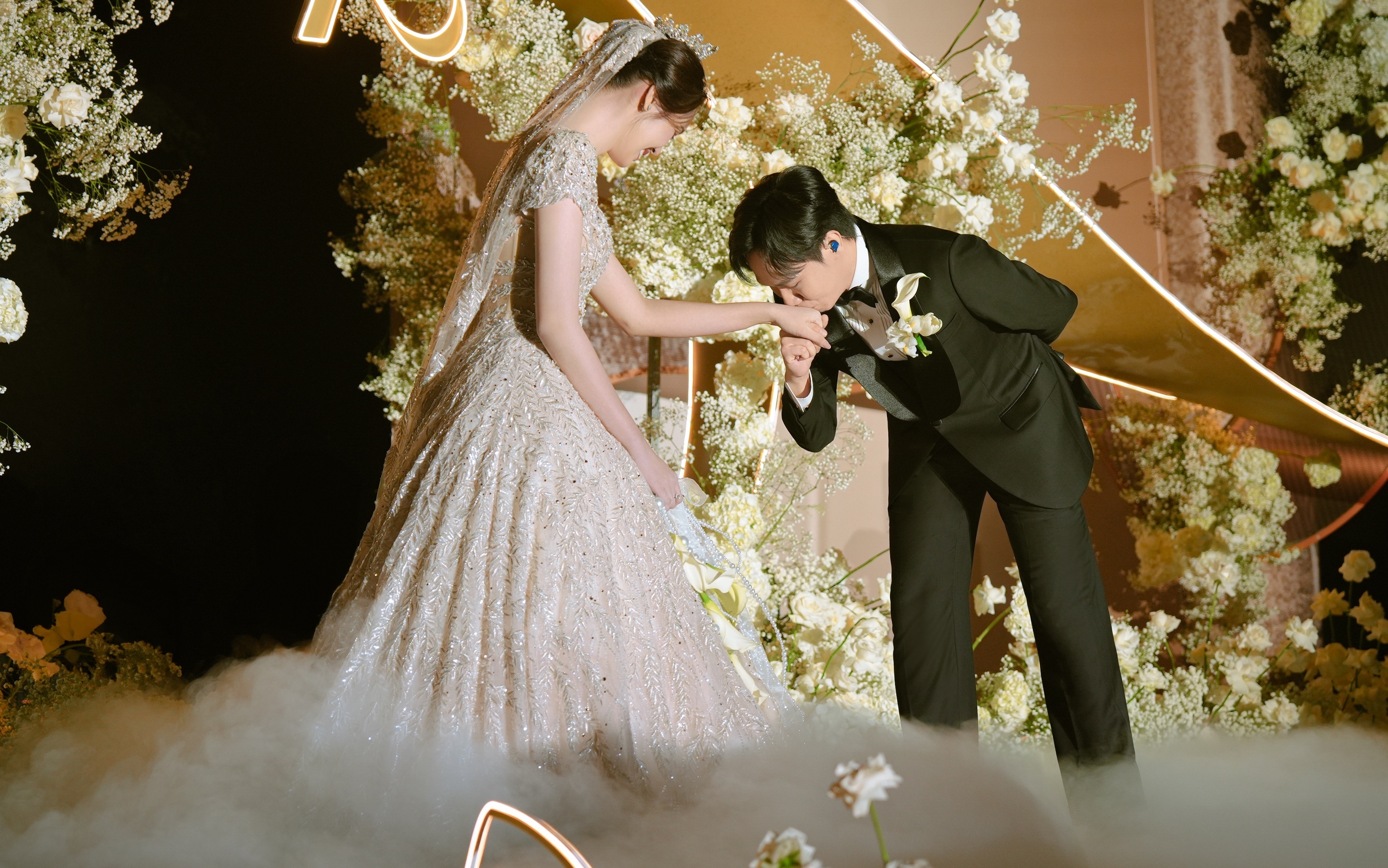 Anh Duc khoc khi hat tang vo trong le cuoi hinh anh