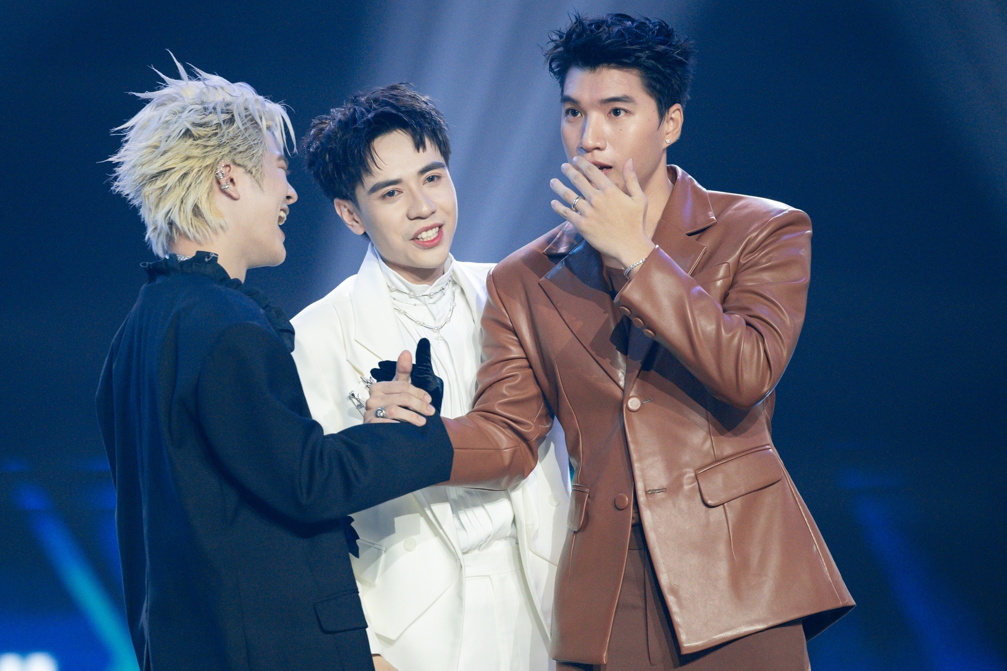 HIEUTHUHAI chua tung nghi toi ngoi quan quan hinh anh