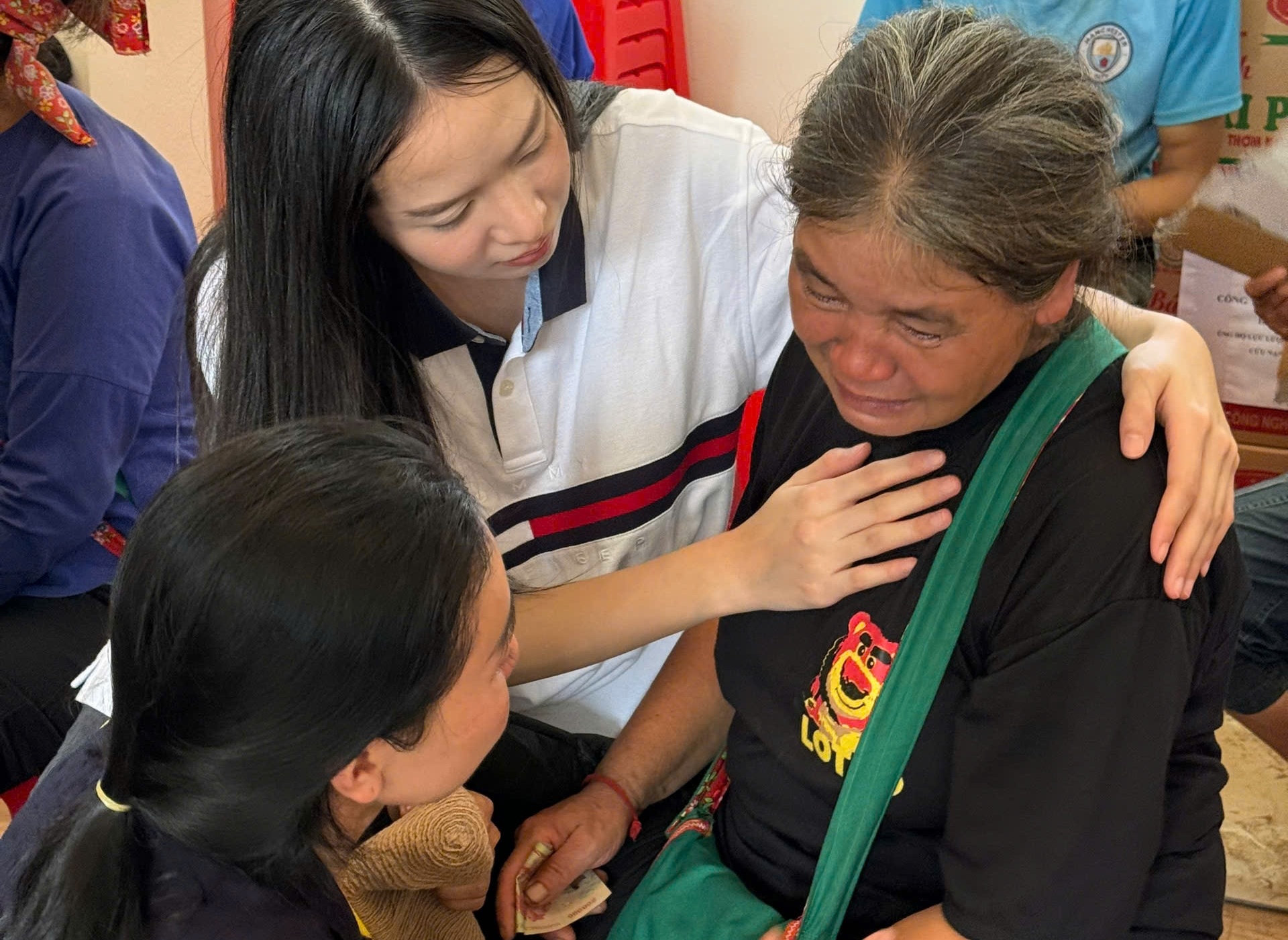 Sao Viet den Lang Nu cuu tro hinh anh