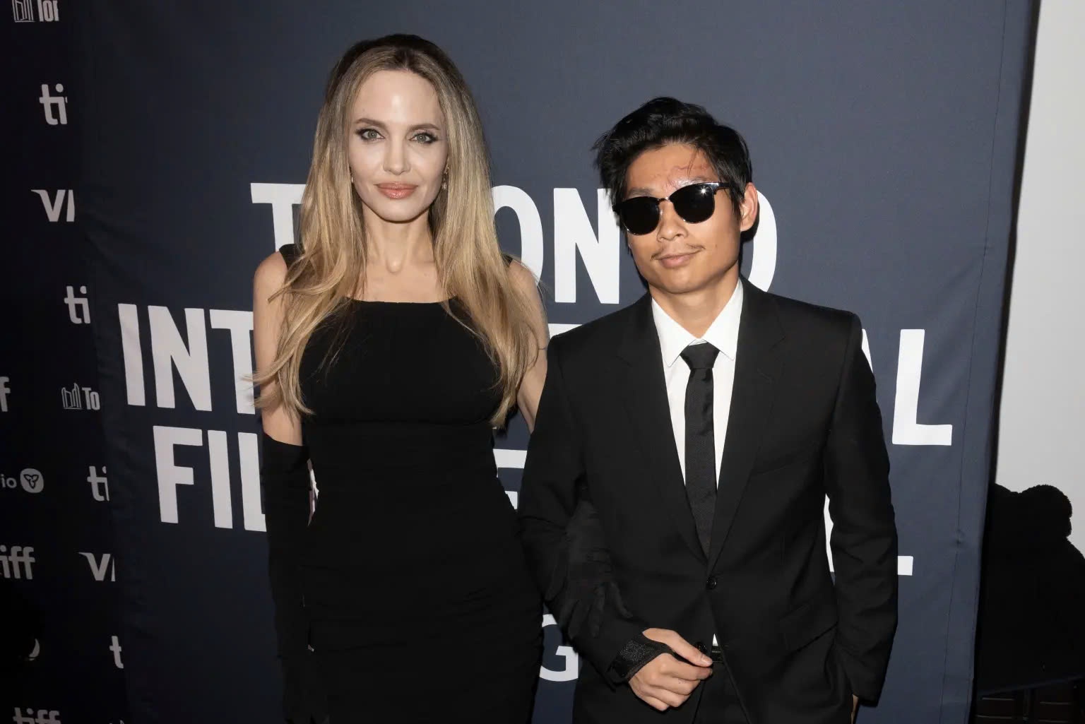 Angelina Jolie,  Pax Thien anh 1