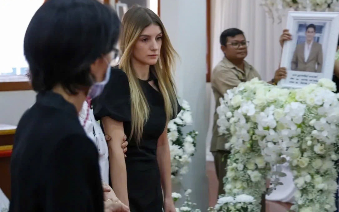 Vo tai tu Thai Lan Om Akkaphan khoc nghen tai le tang hinh anh