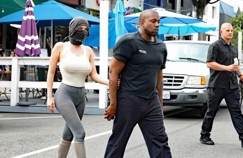 Kanye West va vo truoc bo vuc tan vo hinh anh