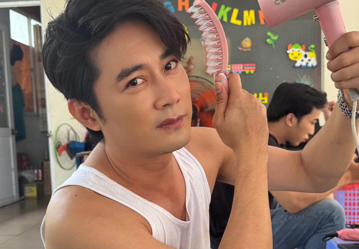 Dien vien Khoi Tran buc xuc hinh anh