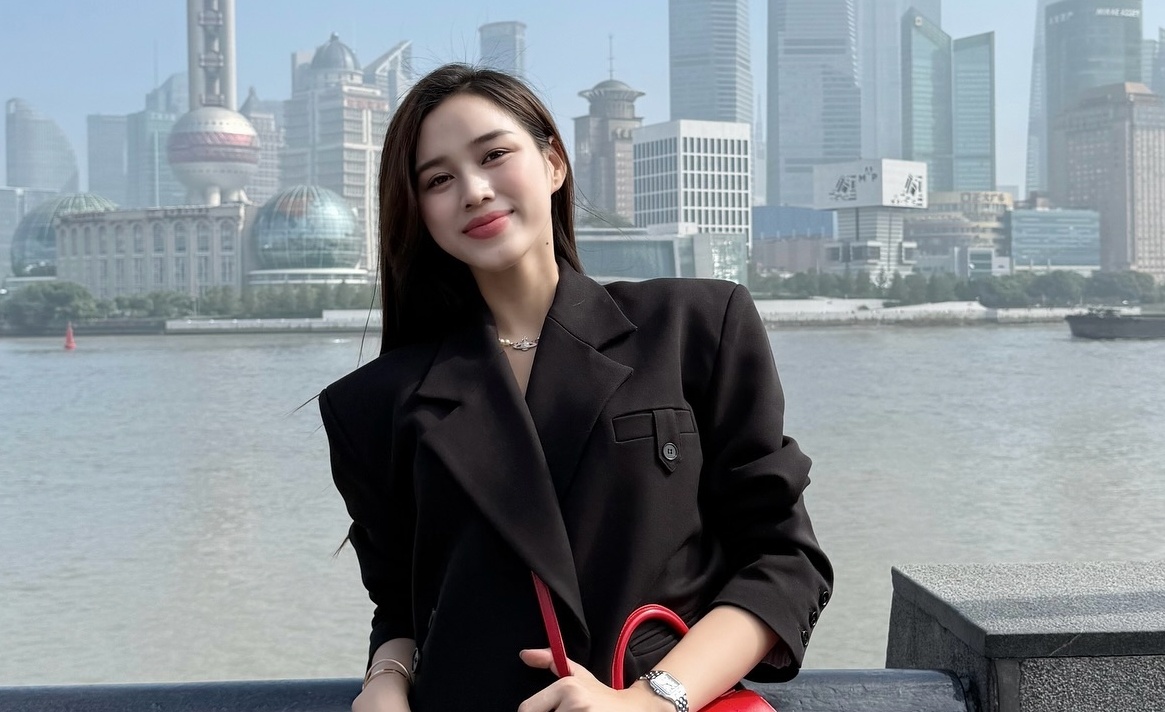 Do Thi Ha du lich Trung Quoc cung ban trai? hinh anh