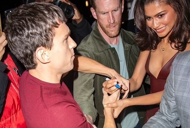 Nguoi Nhen Tom Holland 'giai cuu' ban gai hinh anh