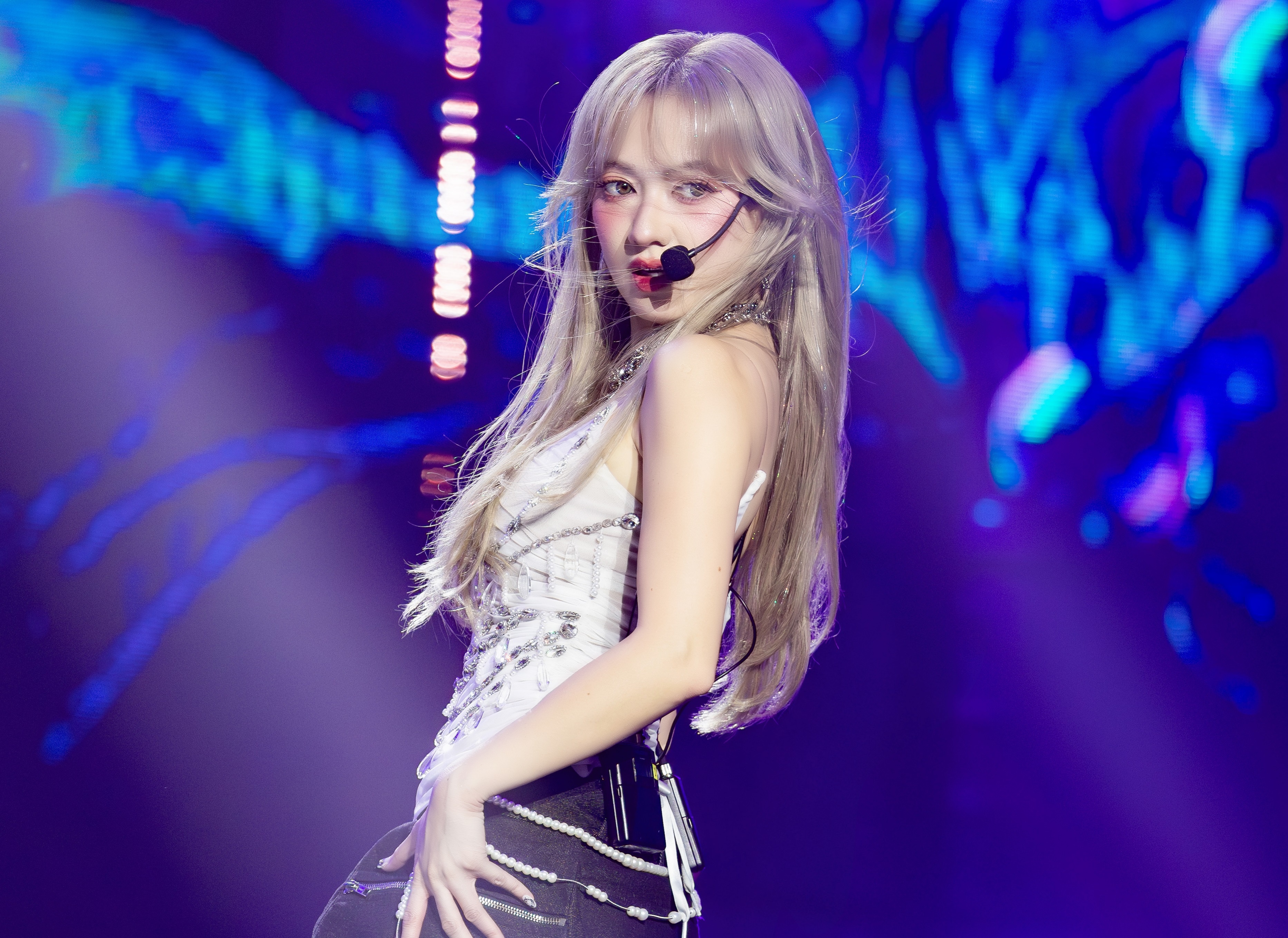 Xuan Nghi gay ngo ngang hinh anh