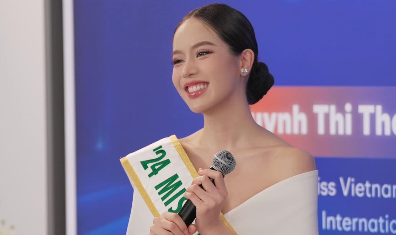 Ly do Thanh Thuy cui mat khi cong bo hoa hau hinh anh