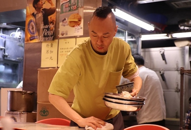 Dien vien Doi Dieu Minh lam nhan vien rua bat hinh anh