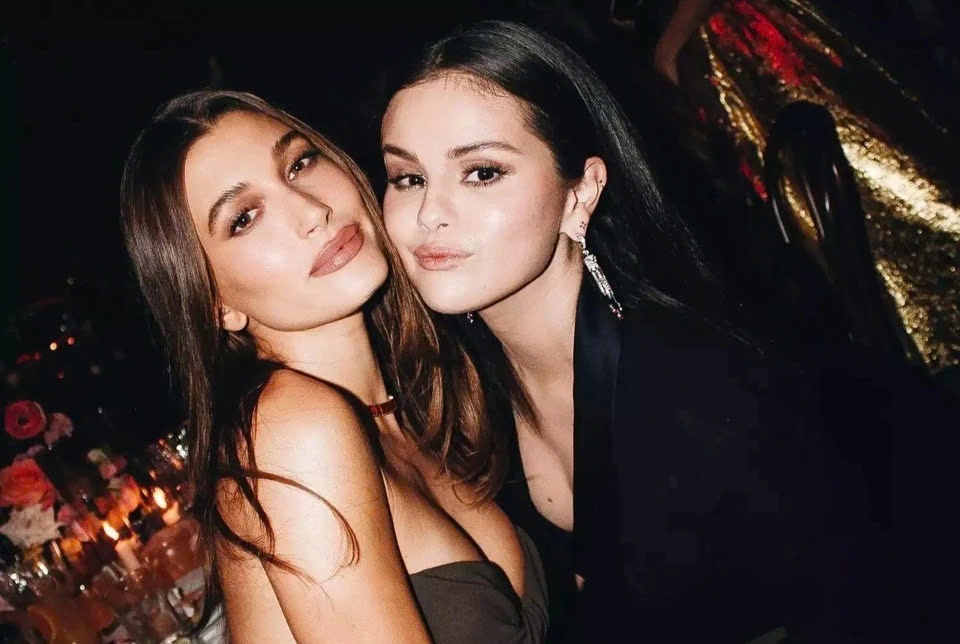 Hailey Bieber,  Selena Gomez anh 1