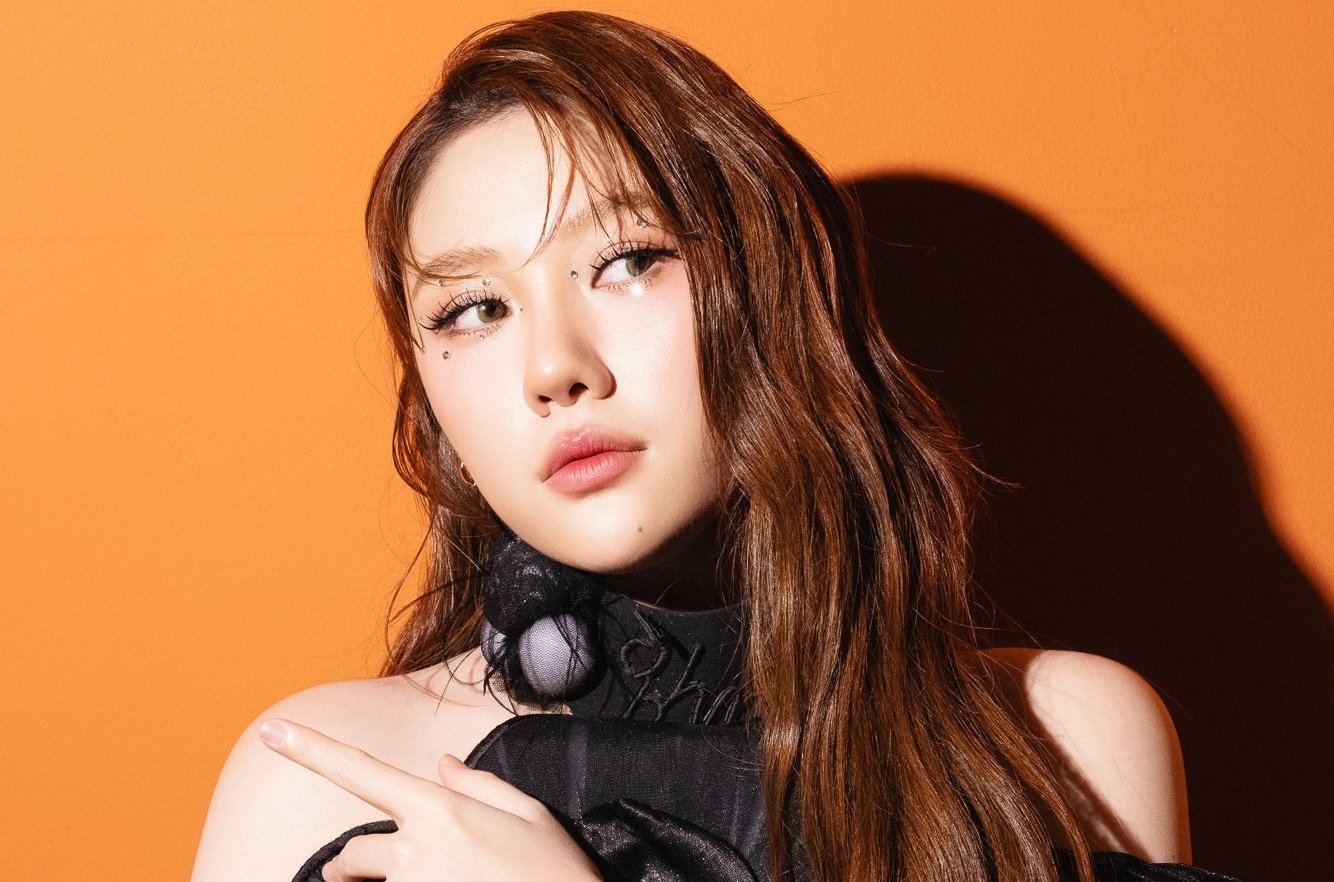 Uyen An len tieng sau tranh cai ve trang phuc hinh anh