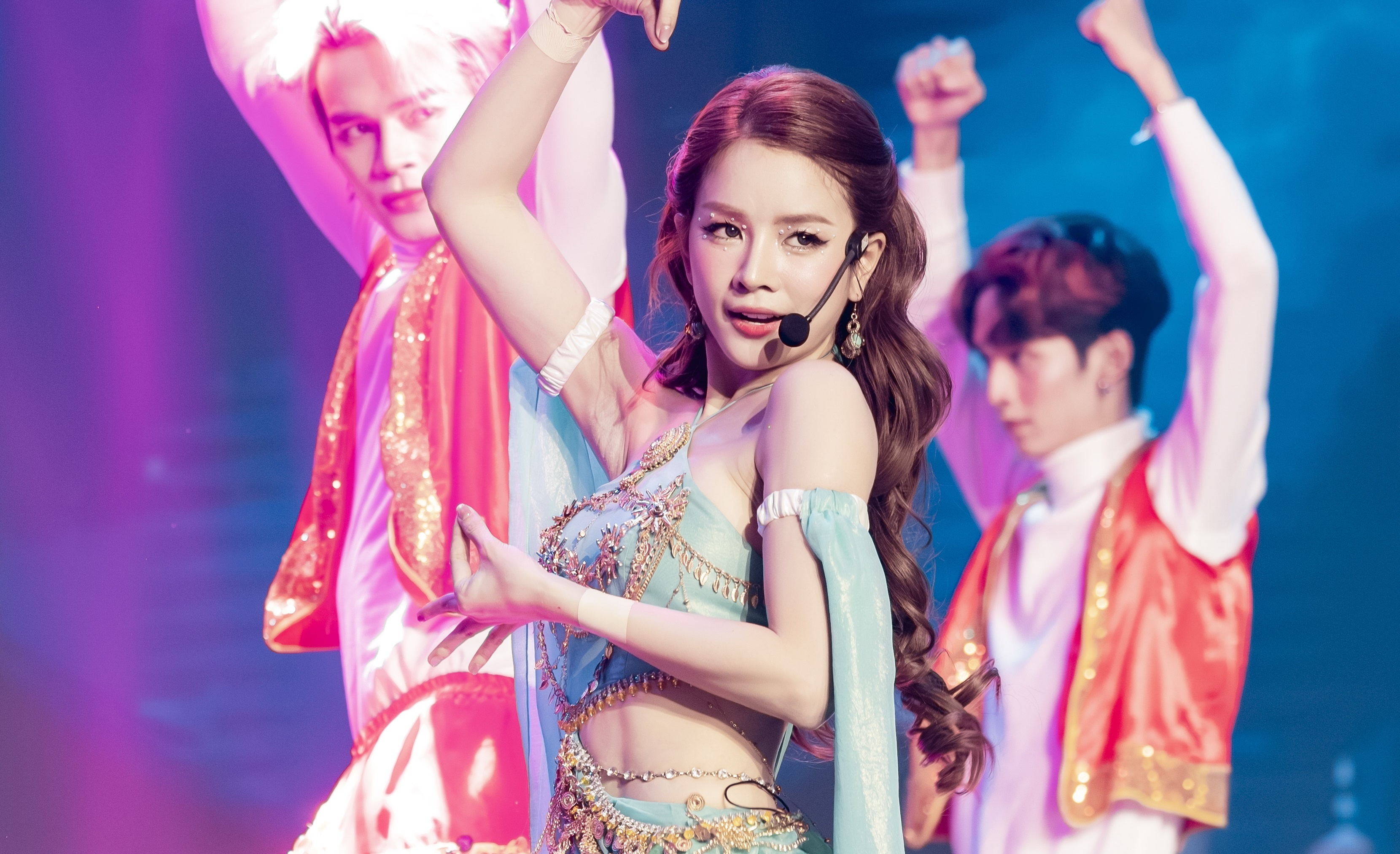 DJ Mie 'trang tay' o Chi dep hinh anh