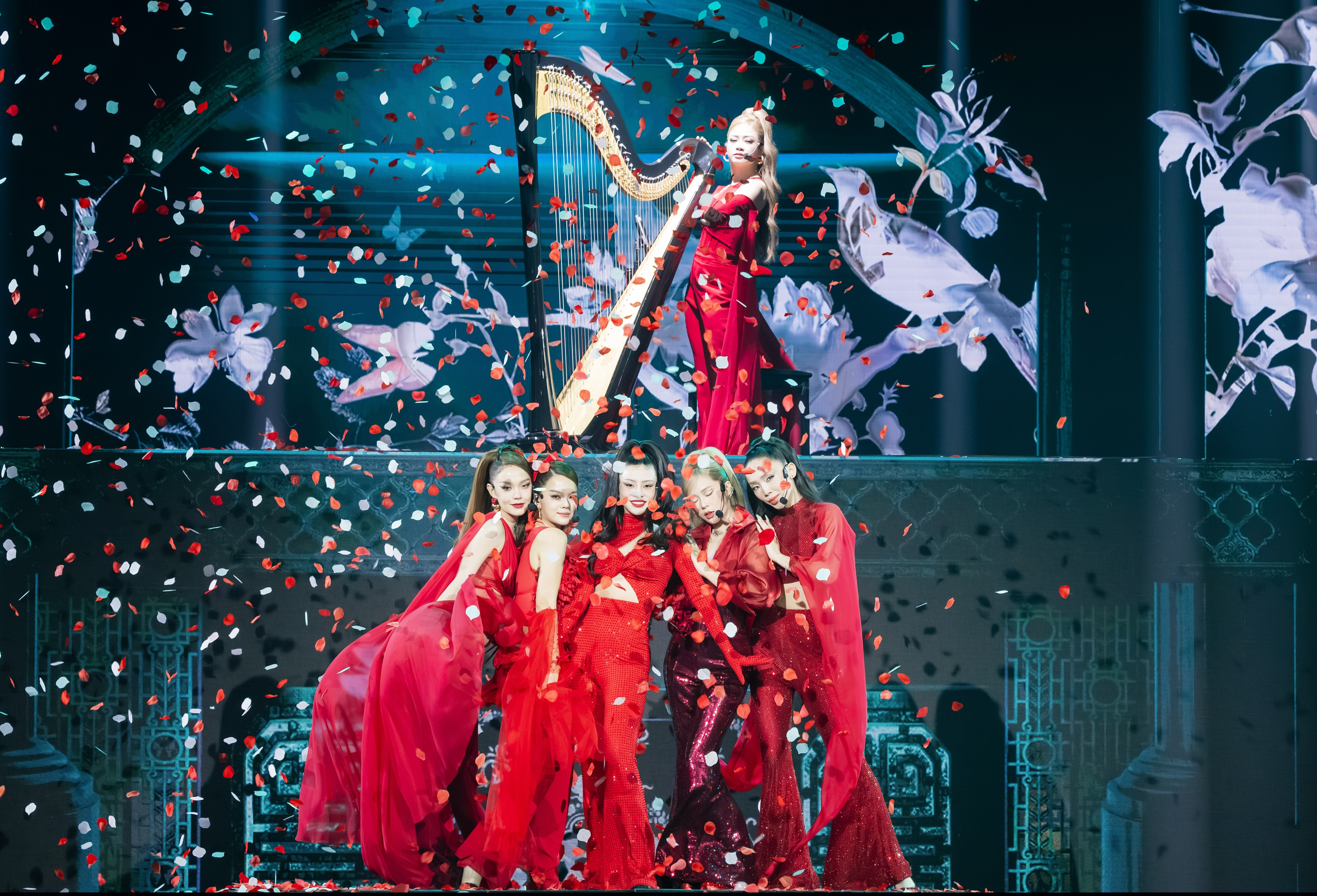 Chị đẹp đạp gió 