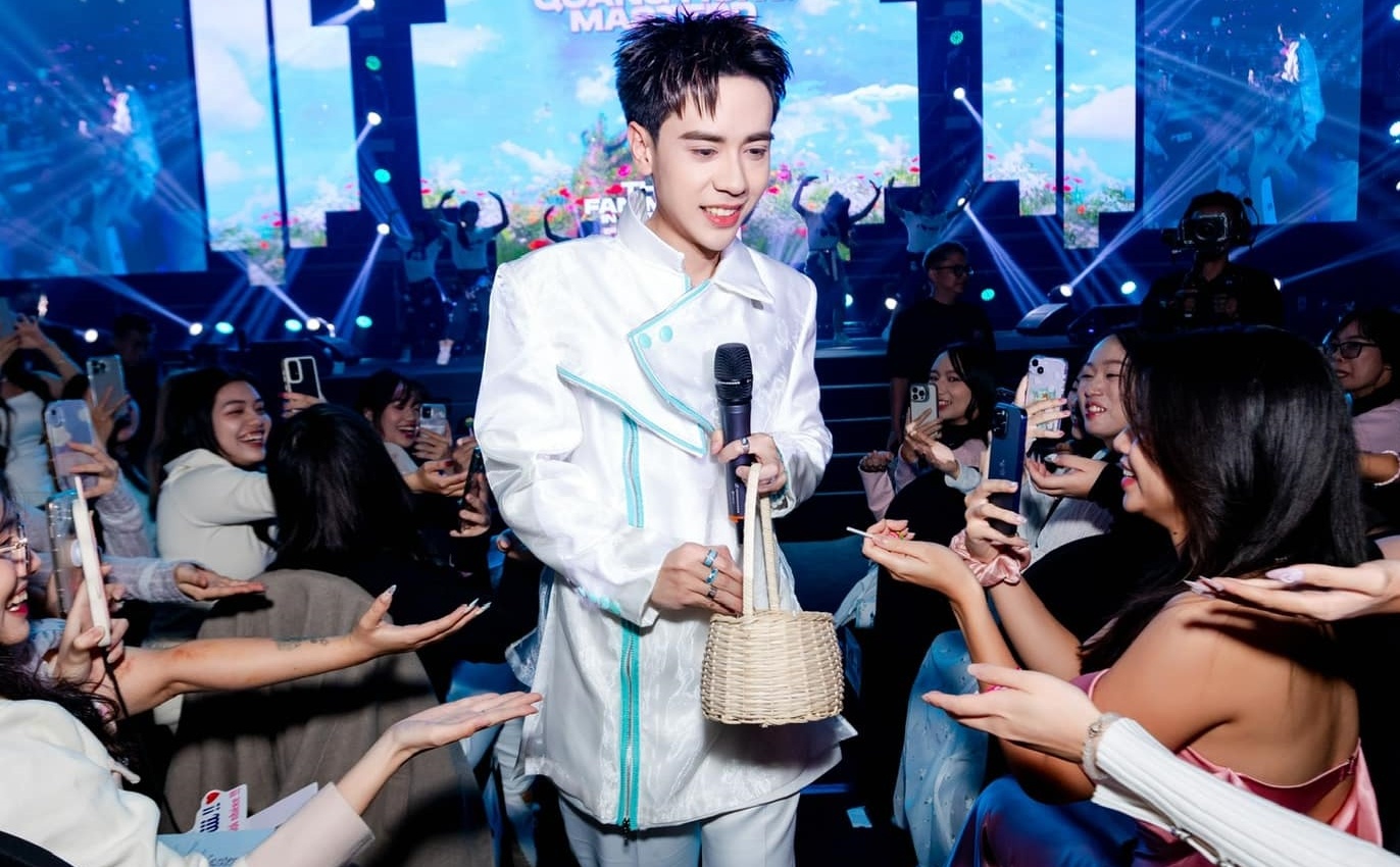 Ca si Viet kiem bon tien cuoi nam hinh anh