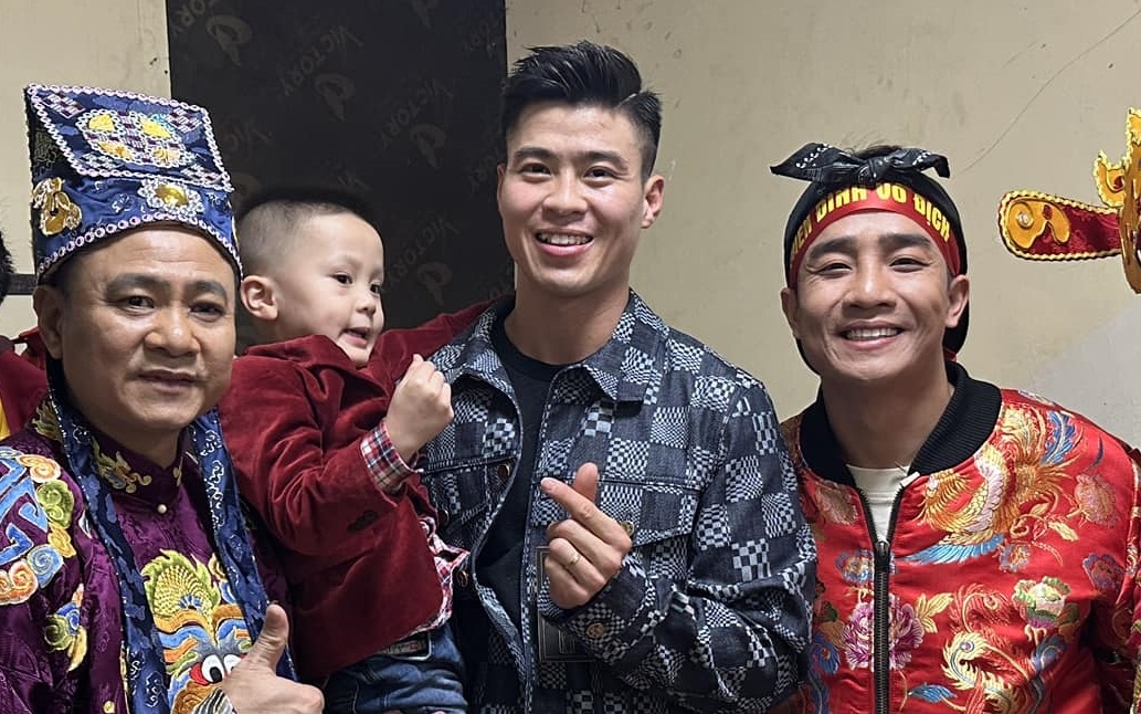 Duy Manh be con trai den xem Tao Quan 2025 hinh anh