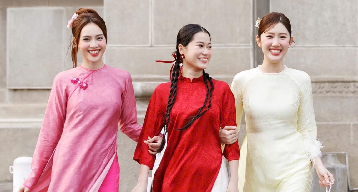 Ninh Duong Lan Ngoc ben dan sao 7 nu cuoi xuan hinh anh