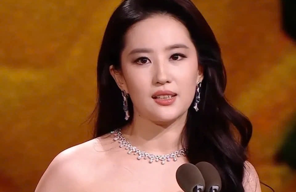 Nhan vien bi duoi viec vi che Luu Diec Phi hinh anh