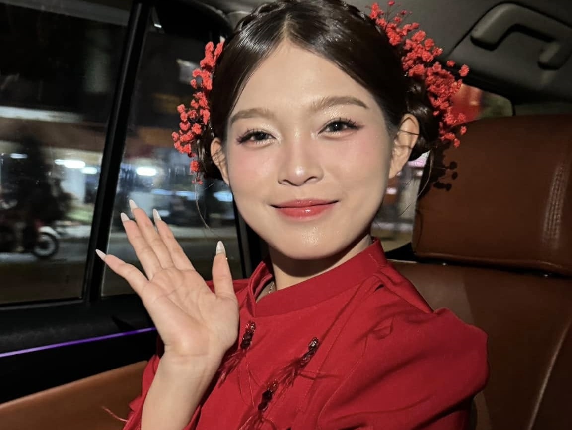 Ca si Tuyet Nhung cuoi hinh anh