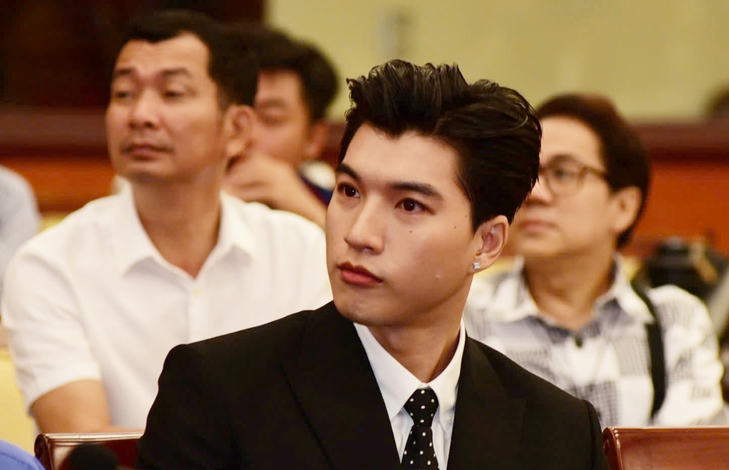 HIEUTHUHAI theo duoi style 'tong tai' hinh anh