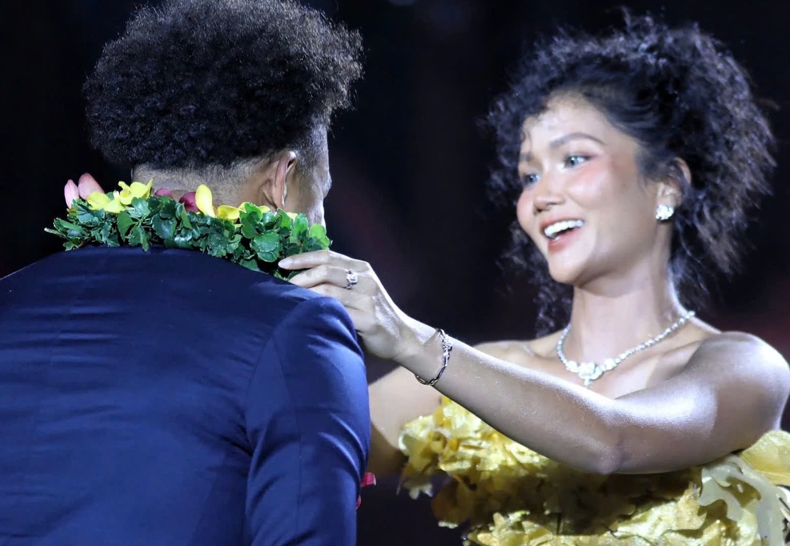 H'Hen Nie noi gi khi buoc xuong trao giai cho Xuan Son hinh anh