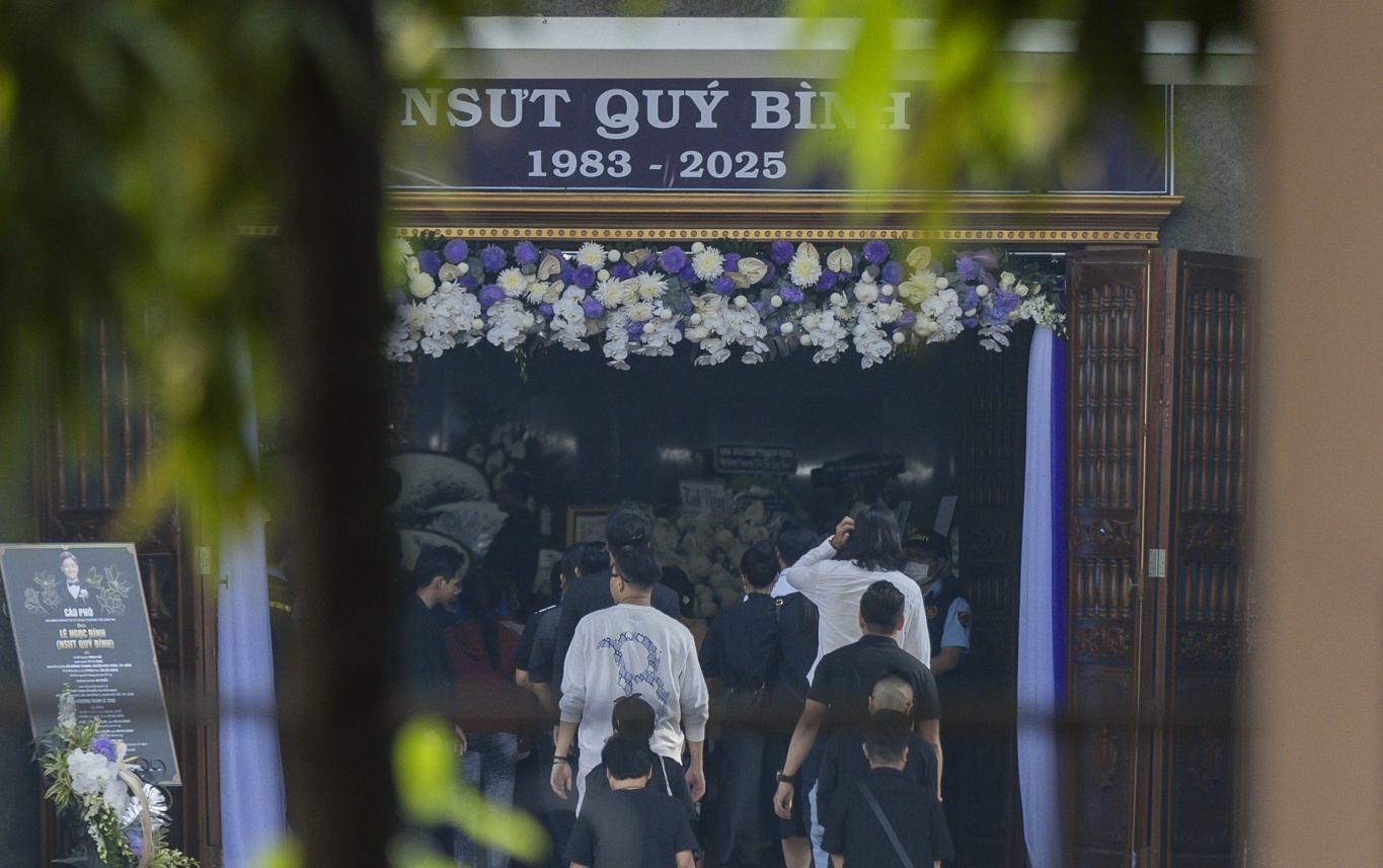 Khan gia doi nang den vieng dien vien Quy Binh hinh anh