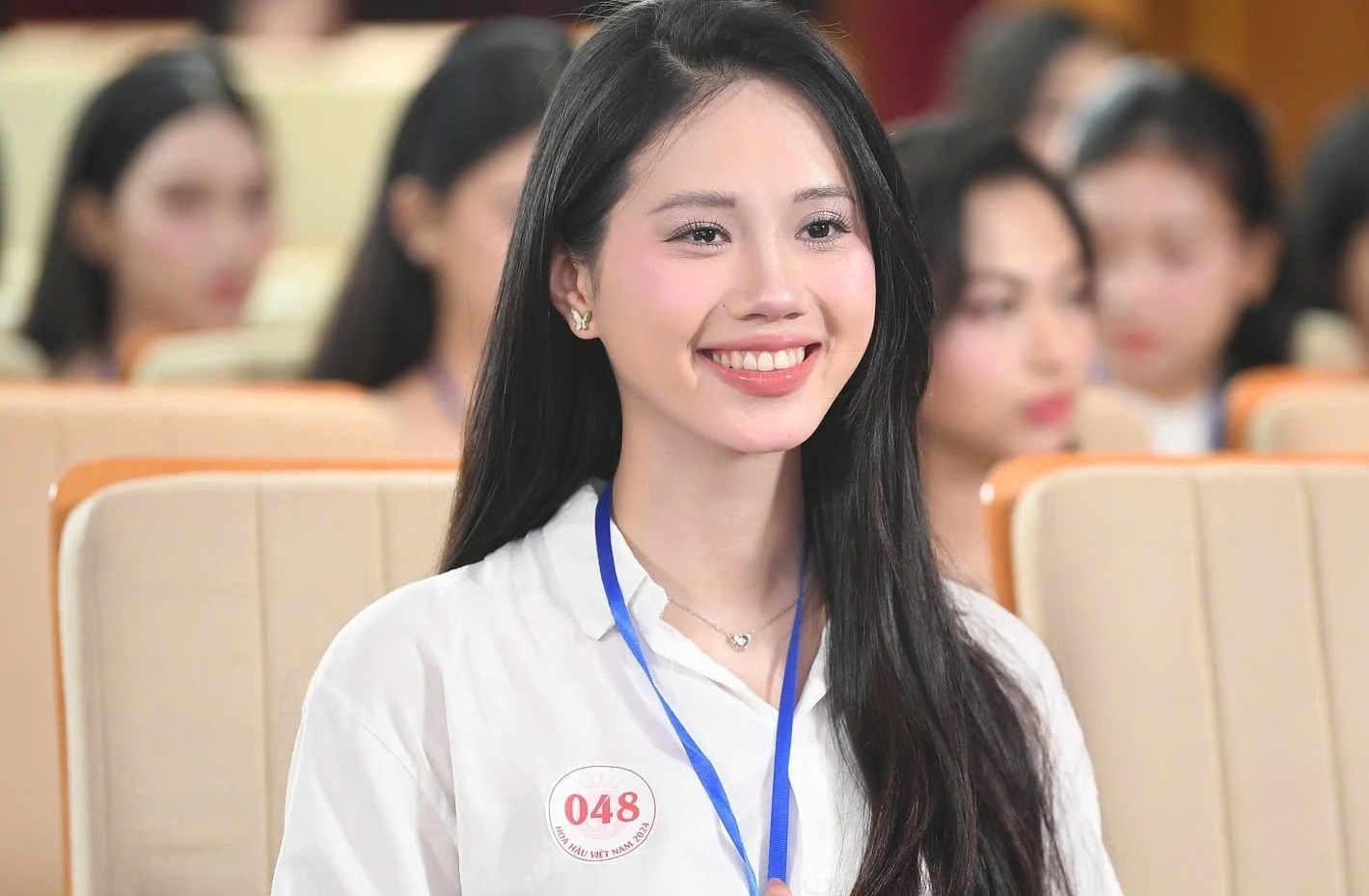 Co gai noi bat o Hoa hau Viet Nam hinh anh